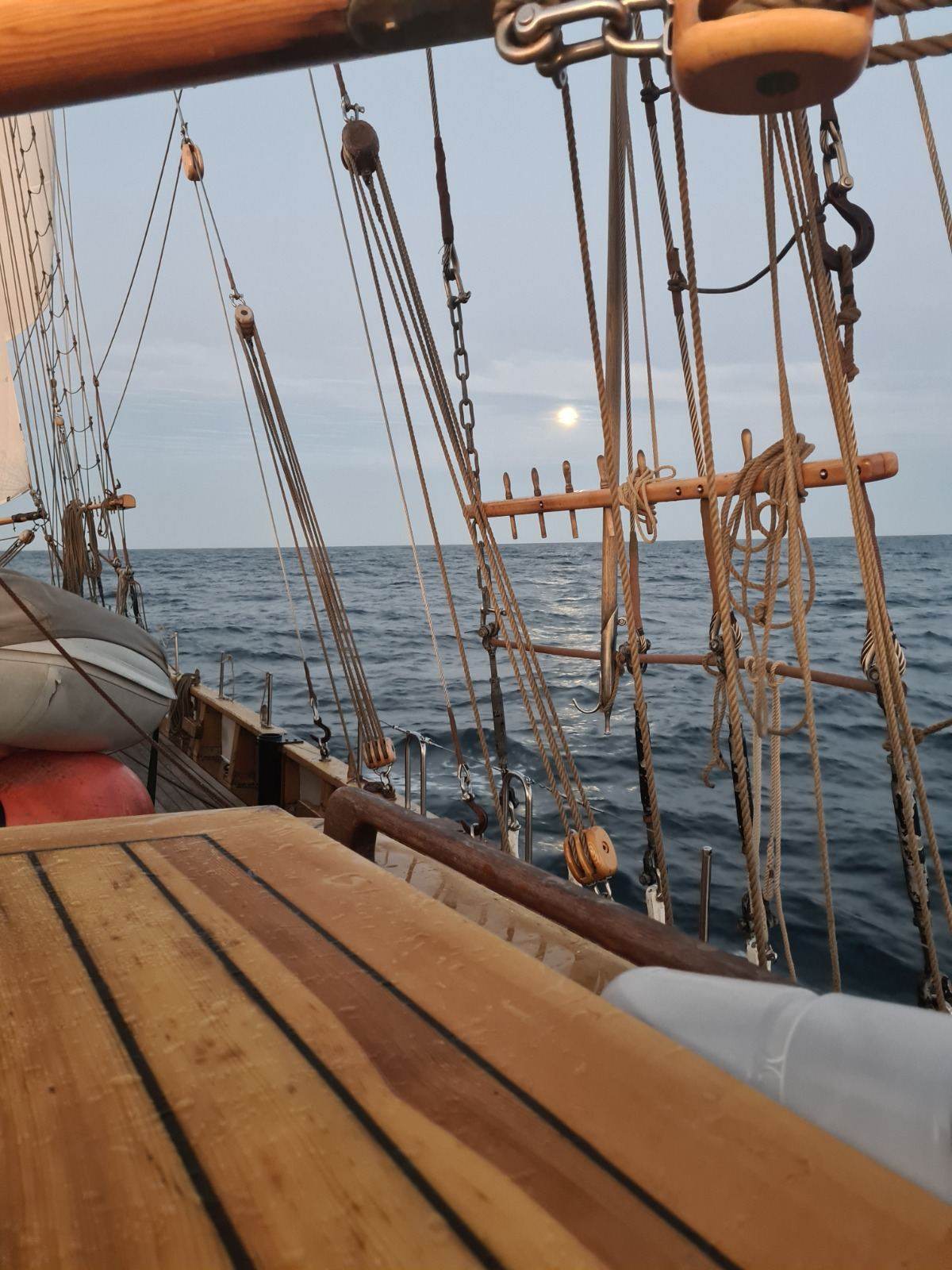 Pokład STS Generał Zaruski o zachodzie słońca
